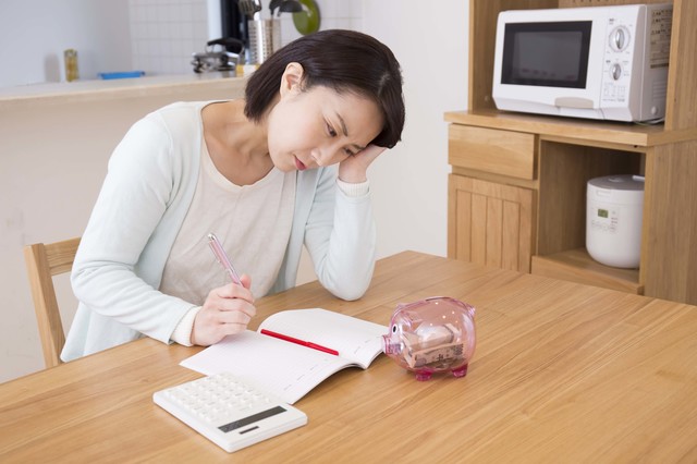 お金の管理に悩む女性