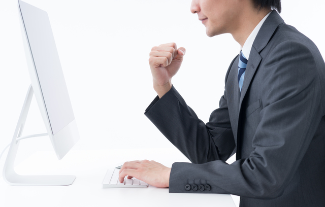 パソコンで審査結果を受け取った男性